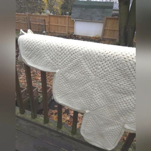 Hand Knit Snowflake Blanket - Picture 8 of 9